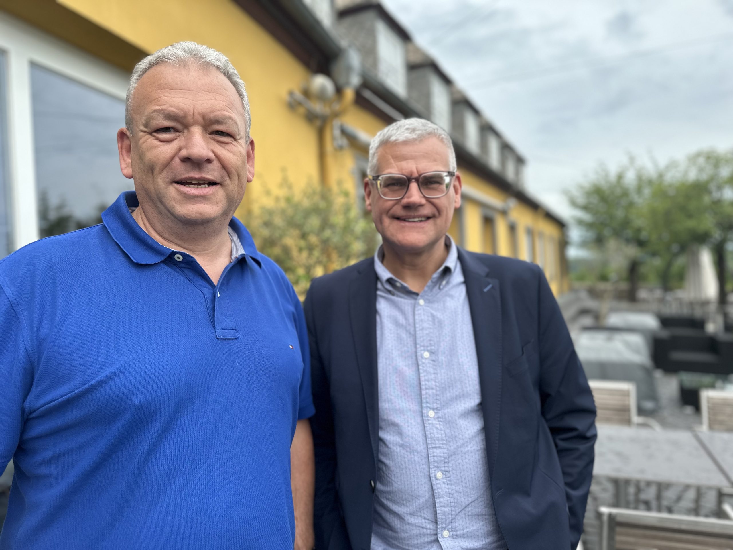 Bereichsdirektor Alexander Aul und Vorstandsmitglied Bruno Vey von der VR Bank Main-Kinzig-Büdingen